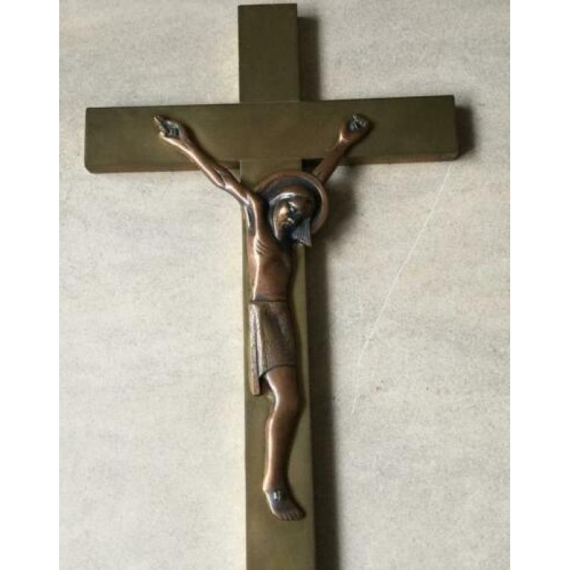 Strak Art Deco crucifix van rood en geel koper goede staat