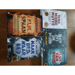 deel1 t/m 5 Helen Grace serie van M.J. Arlidge