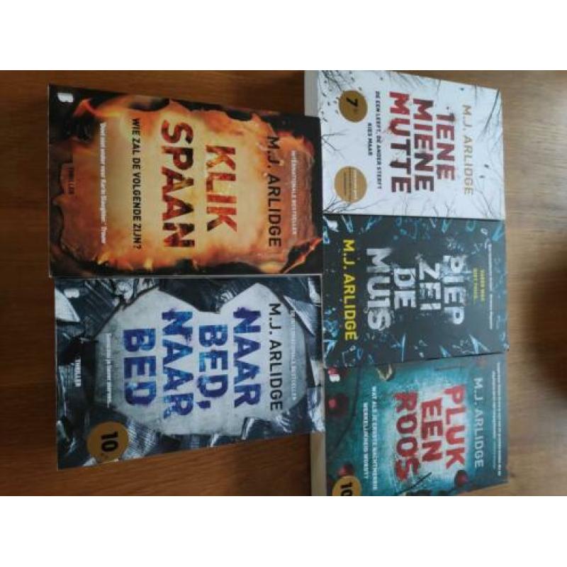 deel1 t/m 5 Helen Grace serie van M.J. Arlidge