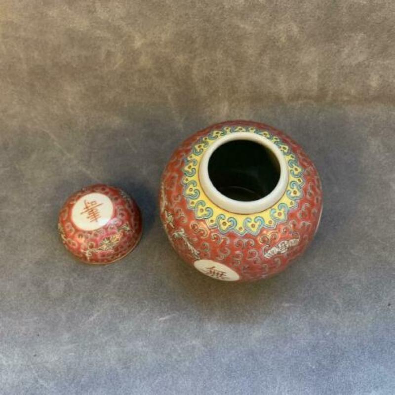 Een Chinees aardewerk potje met deksel