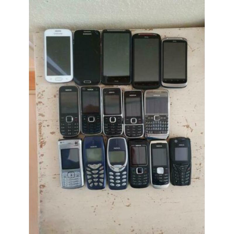 16 Gsm, 10 laders, en 10 losse kabeltjes alles in 1 koop