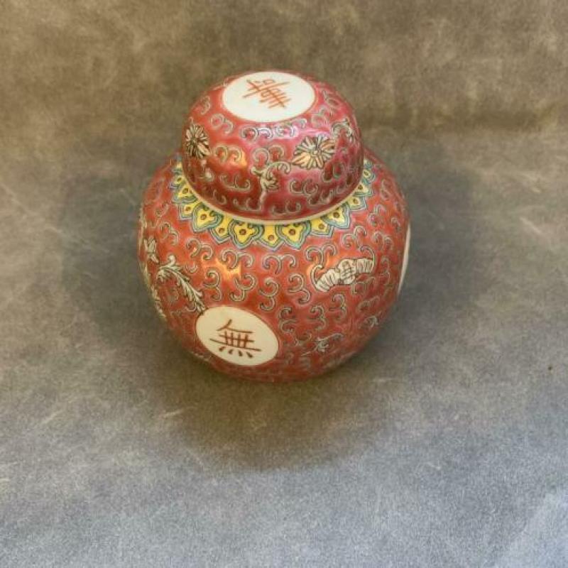 Een Chinees aardewerk potje met deksel