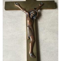Strak Art Deco crucifix van rood en geel koper goede staat