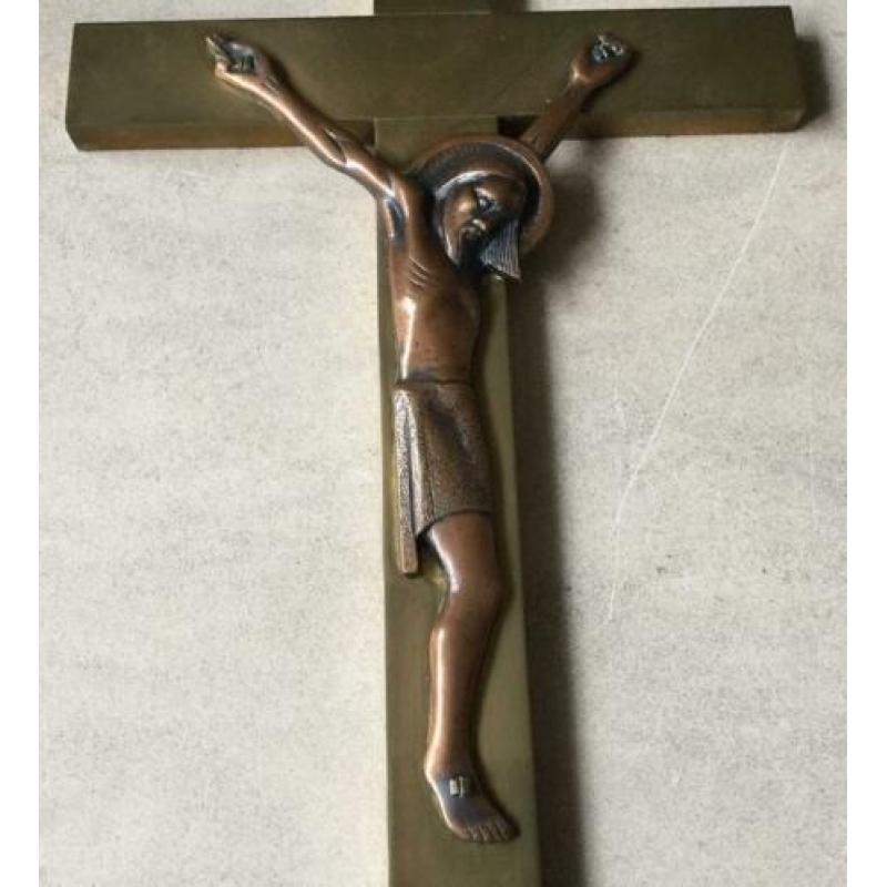 Strak Art Deco crucifix van rood en geel koper goede staat