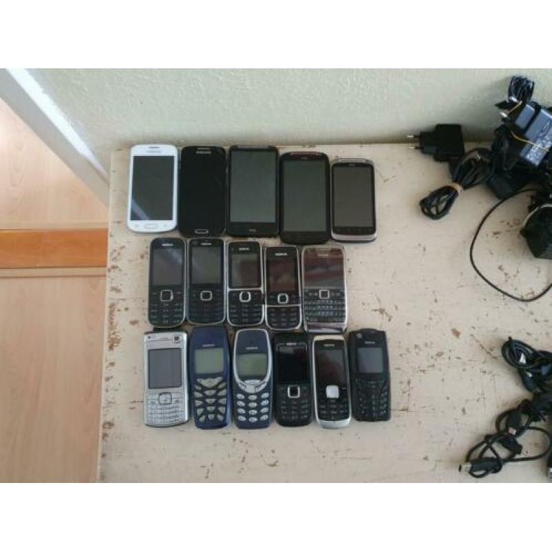 16 Gsm, 10 laders, en 10 losse kabeltjes alles in 1 koop