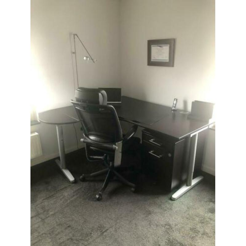 Bureau met bureaustoel