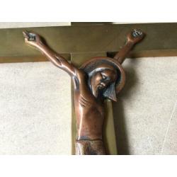 Strak Art Deco crucifix van rood en geel koper goede staat