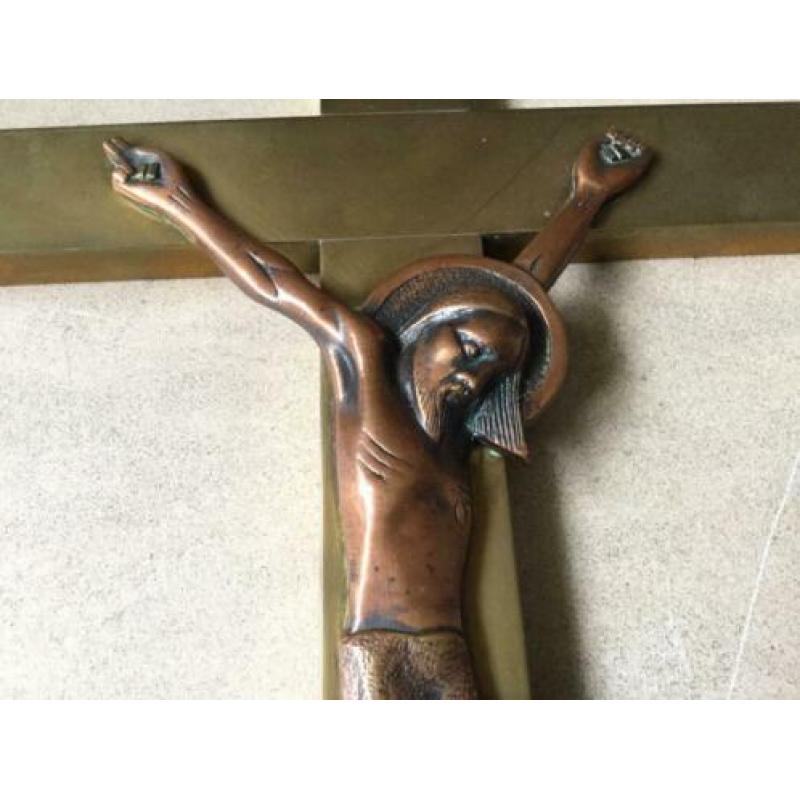 Strak Art Deco crucifix van rood en geel koper goede staat