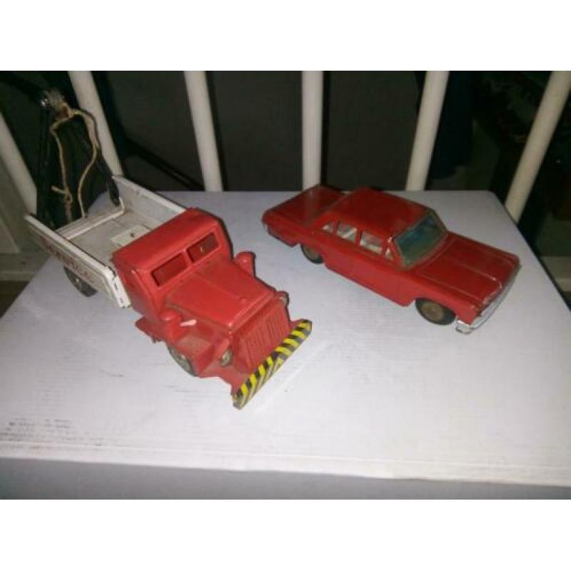 2 blikken auto's made in Japan