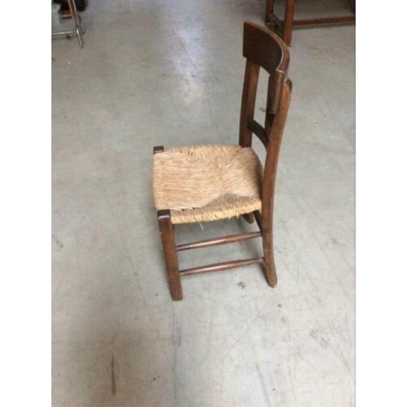2 stoelen met rieten zitting. Grootmoeders stijl.