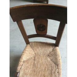 2 stoelen met rieten zitting. Grootmoeders stijl.