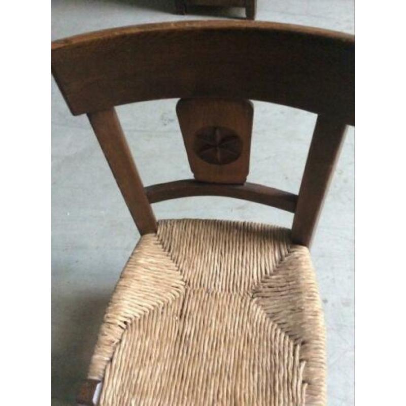 2 stoelen met rieten zitting. Grootmoeders stijl.