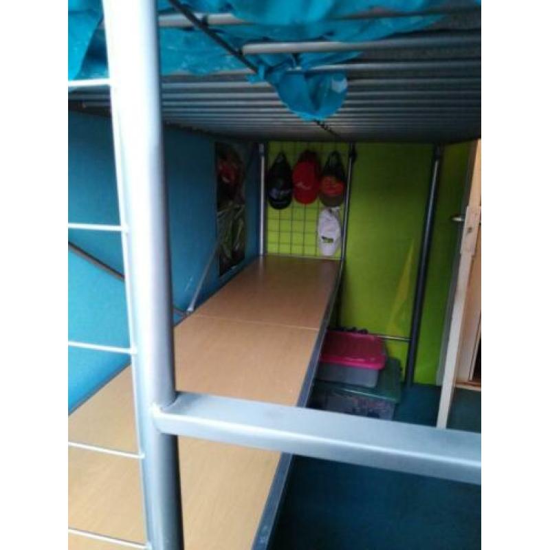 Hoogslaper metaal met bureau en matras.