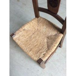 2 stoelen met rieten zitting. Grootmoeders stijl.