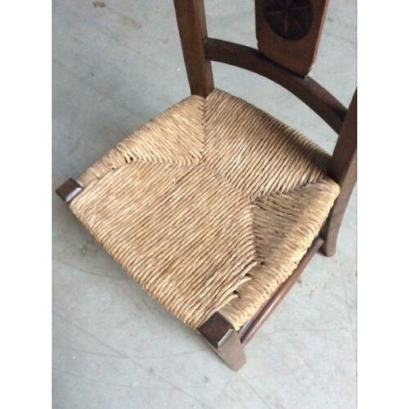 2 stoelen met rieten zitting. Grootmoeders stijl.