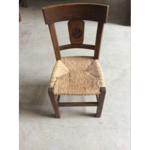 2 stoelen met rieten zitting. Grootmoeders stijl.