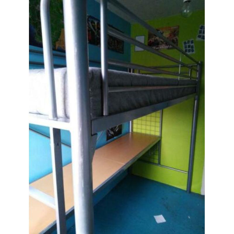 Hoogslaper metaal met bureau en matras.