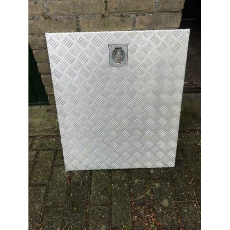Luik , vloerluik 58 bij 68,5 cm