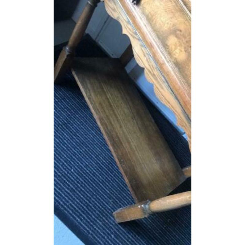 Antieke sidetable met kleplade en plank