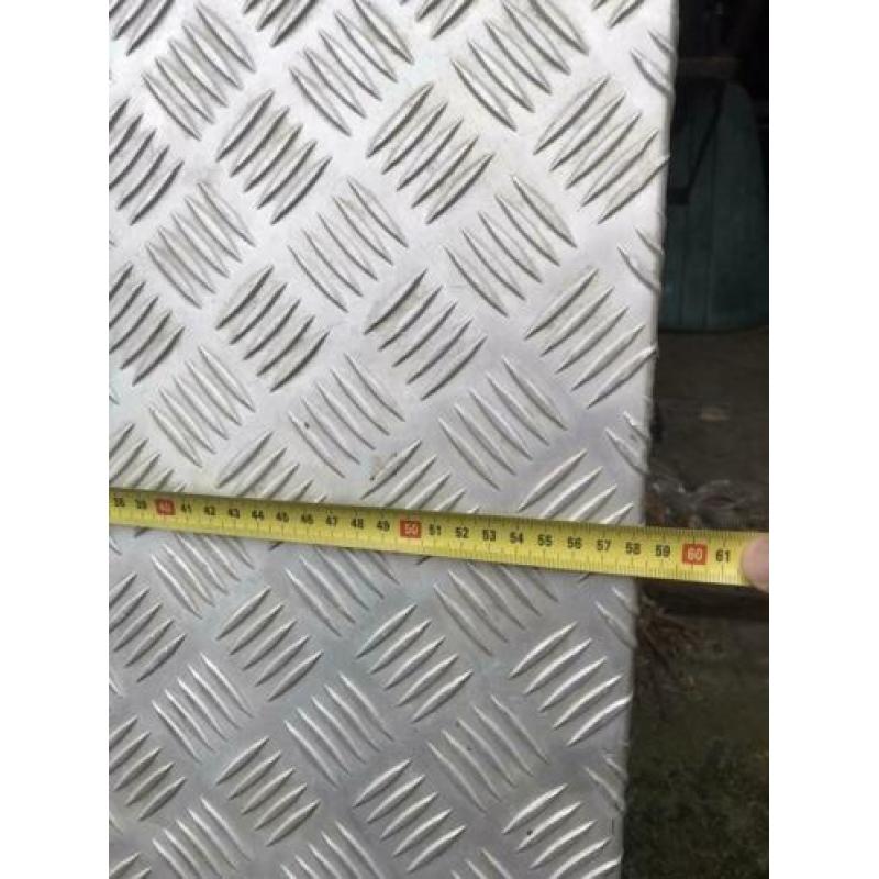 Luik , vloerluik 58 bij 68,5 cm