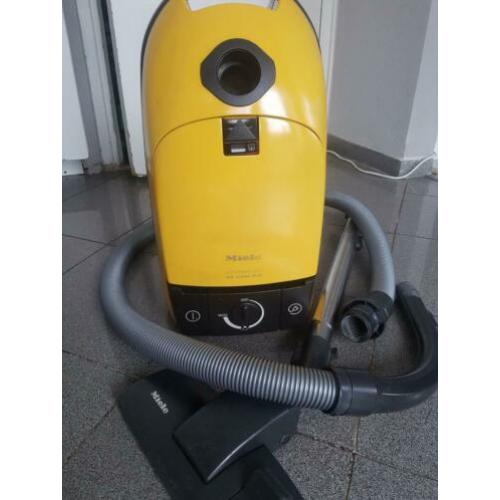 Nette stofzuiger van Miele zuigt prima Vermogen 1600w