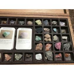Mineralen in houten opbergkist