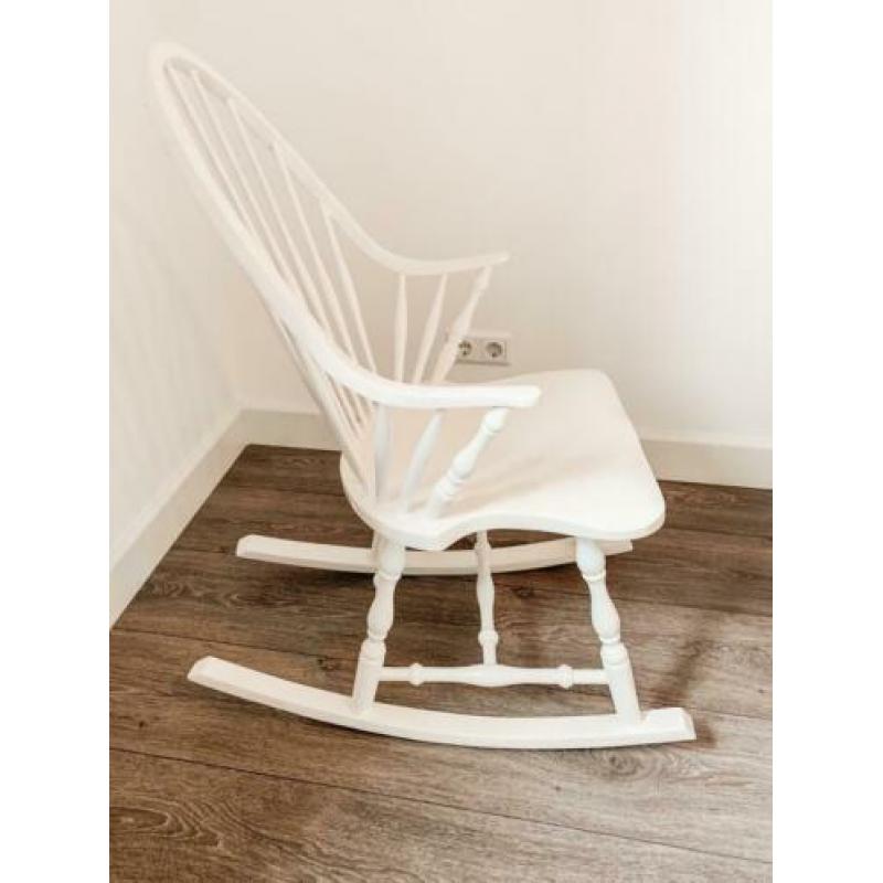 Vintage, brocante witte schommelstoel (wit) voor babykamer