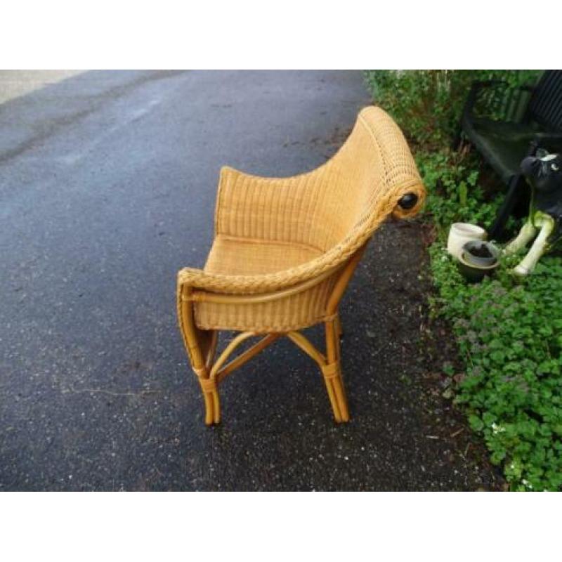 1 nette rieten stoel - kuipstoel - stoeltje van riet