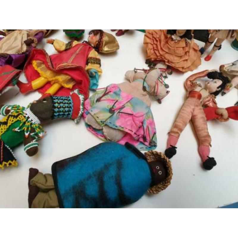 Verzameling vintage souvenir poppen