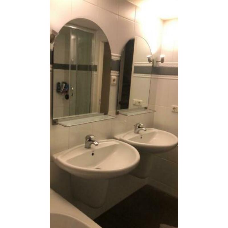 2 keramische wastafels met spiegel, plankje en spotjes