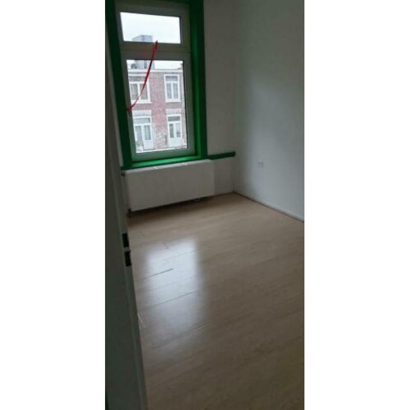 Etage woning twee kamers Den Haag 2572 XE
