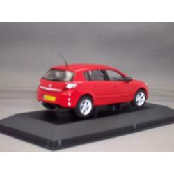 Opel / Vauxhall Astra Flame Red VA09402 van VANGUARDS 1/43