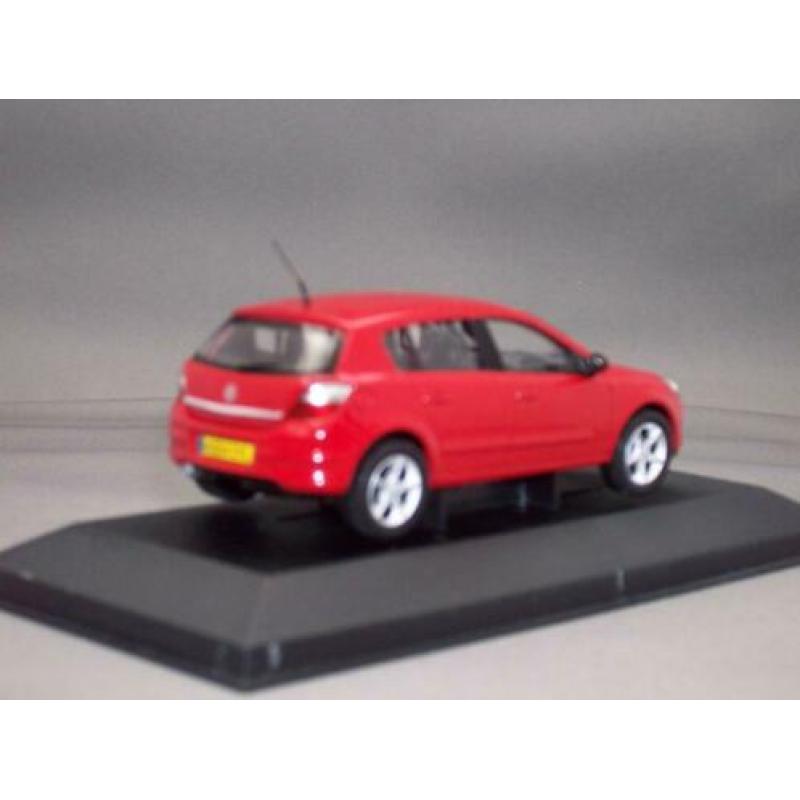 Opel / Vauxhall Astra Flame Red VA09402 van VANGUARDS 1/43