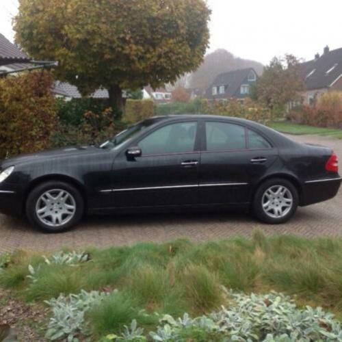 Youngtimer Mercedes E220 CDI Elegance AUT 2005 Zwart