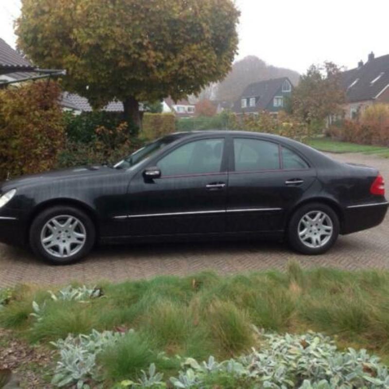 Youngtimer Mercedes E220 CDI Elegance AUT 2005 Zwart