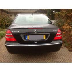 Youngtimer Mercedes E220 CDI Elegance AUT 2005 Zwart
