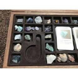 Mineralen in houten opbergkist