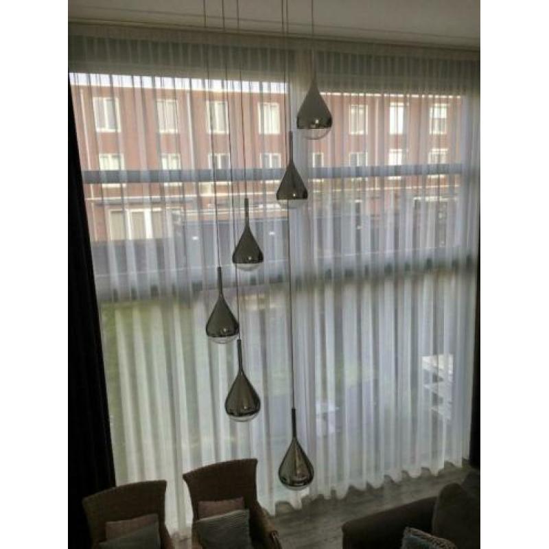 Hoge donkerbruine overgordijnen