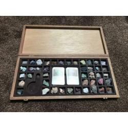 Mineralen in houten opbergkist