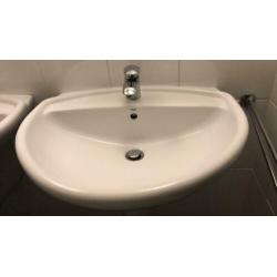 2 keramische wastafels met spiegel, plankje en spotjes