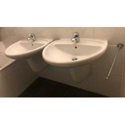 2 keramische wastafels met spiegel, plankje en spotjes