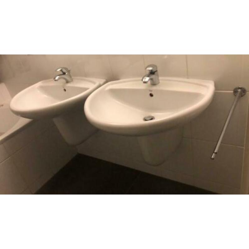 2 keramische wastafels met spiegel, plankje en spotjes