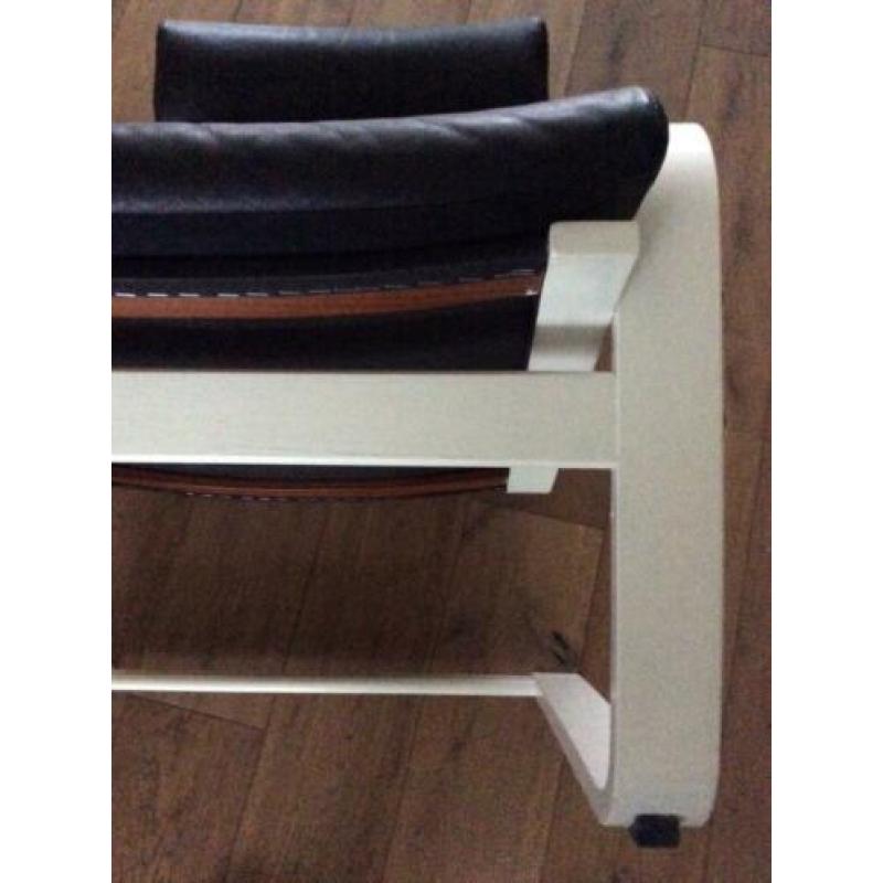 Poang fauteuil met zwart leren kussen - relax stoel