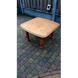 Grenenhout, salontafel, bijzettafel. Dokkum