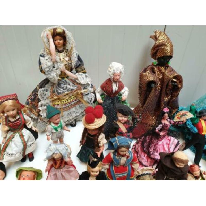 Verzameling vintage souvenir poppen