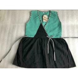 Maat 110 - groen / zwart geborguurde jurk