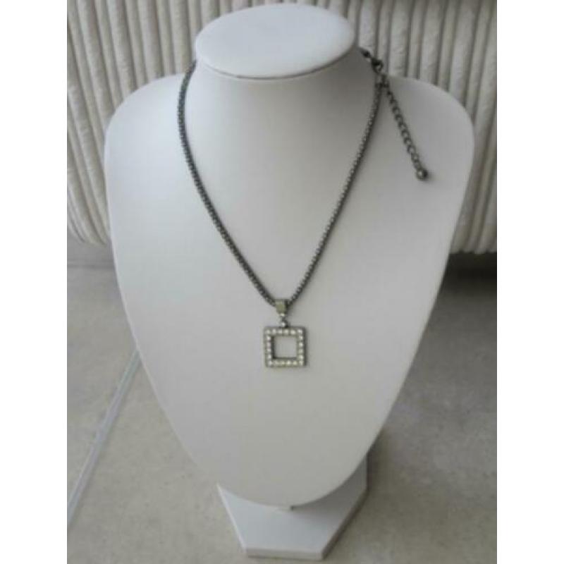 mooie retro ketting met vierkante hanger strass steentjes