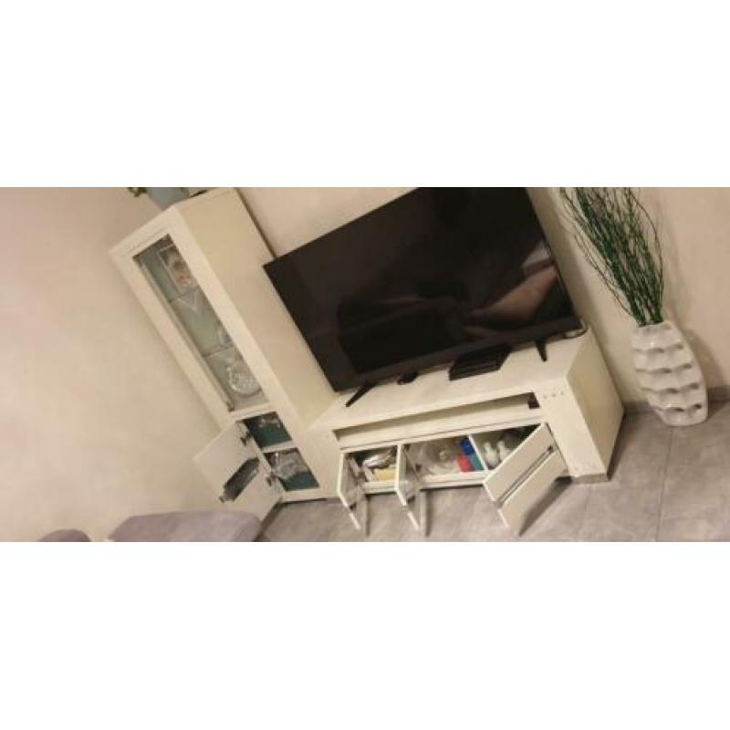 Tv meubel kast en hoge vitrine kast met swarovski stenen