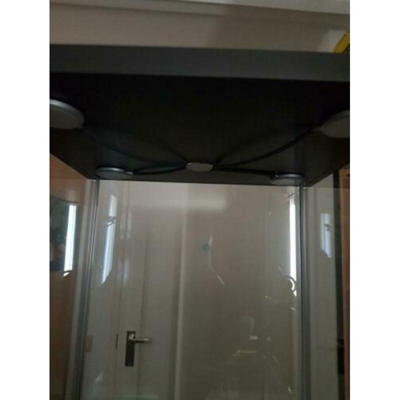 Vitrinekast met verlichting Ikea Detolf Zwart bruin 43x163cm