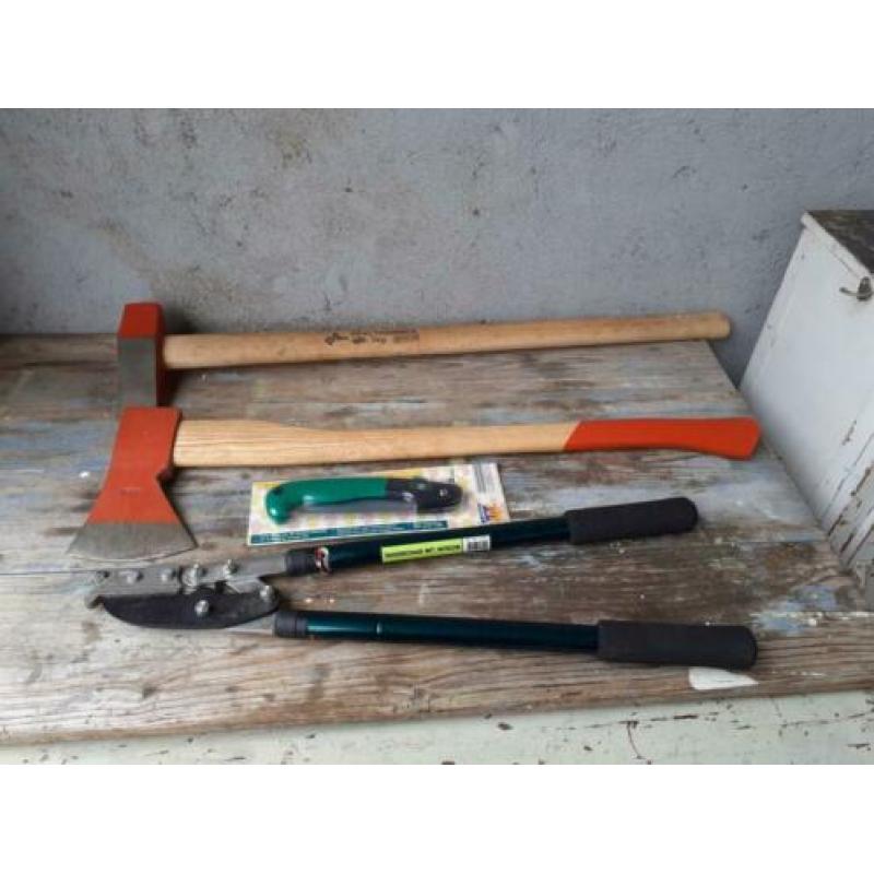 4 stuks tuin gereedschap.